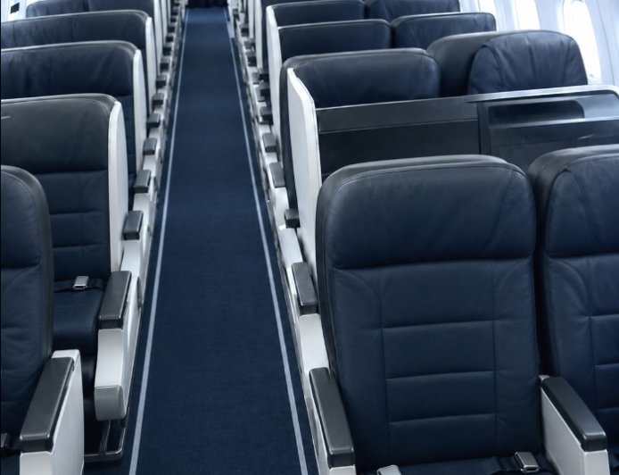 Im Flugzeug sah ich meinen Mann unerwartet mit seiner Assistentin – nach der Landung änderte sich für mich alles